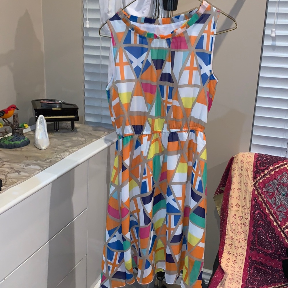 Chiffon sleeveless dress with geometric pattern and ruffled collar